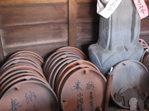 奉納された沢山の炮烙
